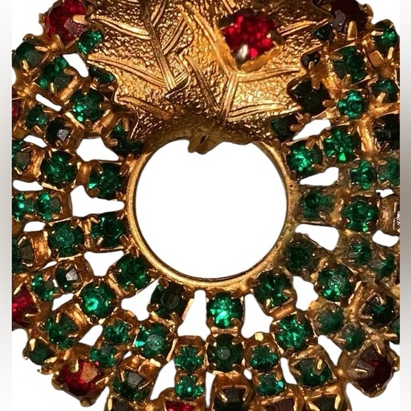 Vintage goldtone Wreath Christmas pin with rhinestones - Picture 3 of 4